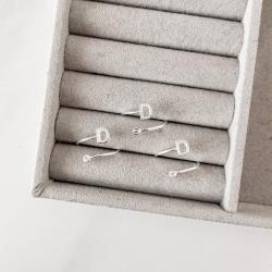 Anel letra D cravejada e zircônia regulável P