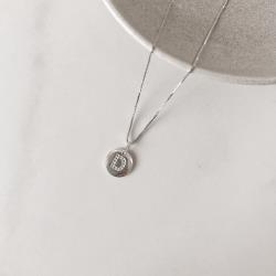 Colar pingente medalha letra D cravejada 15mm 45cm