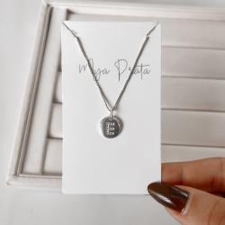 Colar pingente medalha letra E cravejada 15mm 45cm