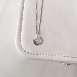 Colar pingente medalha letra V cravejada 15mm 45cm