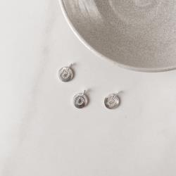 Pingente medalha letra D cravejada 15mm