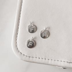 Pingente medalha letra F cravejada 15mm