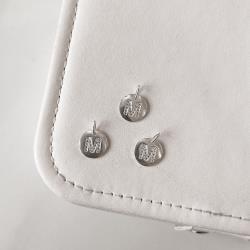 Pingente medalha letra M cravejada 15mm