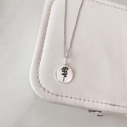 Colar pingente medalha rosa resina 15mm 45cm