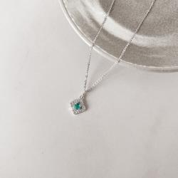 Colar pingente trevo vazado cravejado com zircônia acqua 11mm corrente cadeadinho 45cm