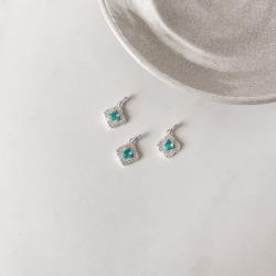 Pingente trevo vazado cravejado com zircônia acqua 11mm