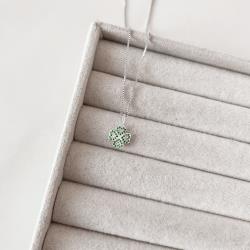 Colar pingente trevo cravejado verde e cristal 9mm 40cm