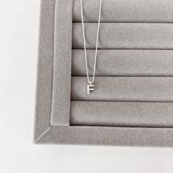 Colar pingente letra F cravejada 6mm 40cm