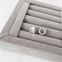 Argola click larga com zircônias 10mm detalhe corações vazados