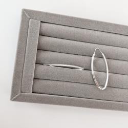 Argola oval 50x21mm fio triângulo