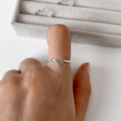 Anel V cravejado zircônias ônix