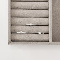 Anel meia aliança detalhe zircônia losango