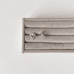 Brinco triângulo com triângulo vazado 11mm