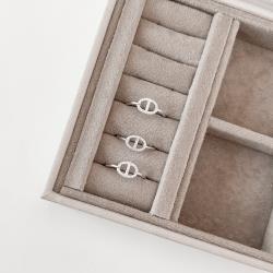 Anel oval vazado cravejado