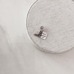 Berloque pingente passaporte envelhecido detalhe zircônia 10mm