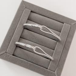 Bracelete fios cravejados entrelaçados com fecho lateral ródio