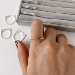 Anel fino reto cravejado detalhe vazado