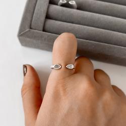 Anel 2 zircônias gota com cravejado lateral regulável P