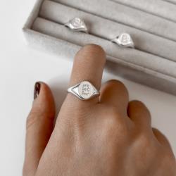 Anel oval letra B cravejada regulável G