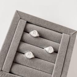 Anel oval letra R cravejada regulável P