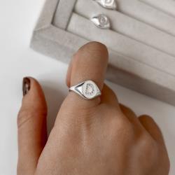 Anel oval letra D cravejada regulável P