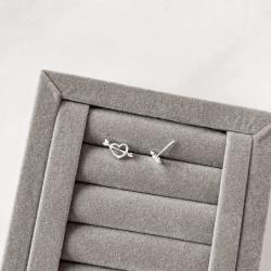 Brinco coração vazado com flecha detalhe zircônia 14mm