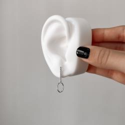 Brinco palito cravejado 17mm com pingente elo oval