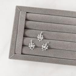 Pingente coração vazado detalhe bolinhas e olho 13mm