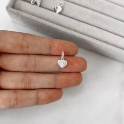 Pingente coração vinco metade cravejada 8mm