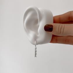 Argola click 12mm pingente zircônias retangulares