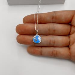 Colar pingente planeta Terra resina 12mm 40cm