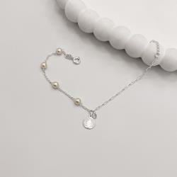 Pulseira entremeio pérolas com pingente medalha São Bento e zircônia correntes cadeado e cartier