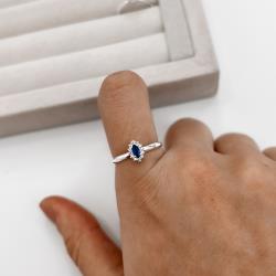 Anel solitário zircônia navete azul com cravejado