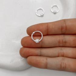 Piercing argola torcida trava com bola cravejada 13mm orelha direita