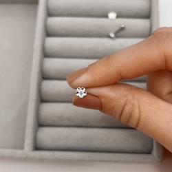 Piercing haste flor com zircônia 5mm
