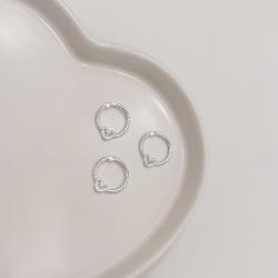 Piercing argola torcida trava com coração cravejado 13mm orelha direita