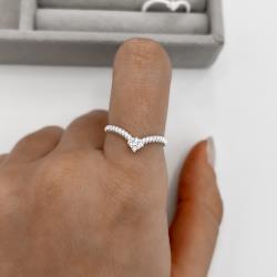 Anel V riscado com zircônias