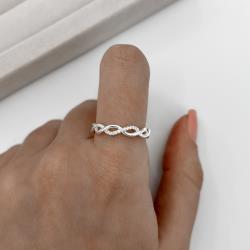 Anel trançado com detalhe cravejado