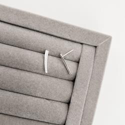 Brinco palito curvado cravejado 18mm