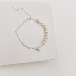 Pulseira entremeio coração cravejado 8mm corrente elo português e pérolas 17cm com alongadora