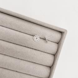 Brinco flor vazada 8mm