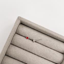 Brinco zircônia redonda embutida vermelho 3mm