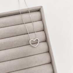 Colar coração vazado cravejado 14mm caixa alta 45cm