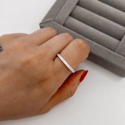 Aliança riscada cravejada