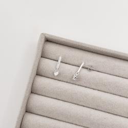 Brinco palito cravejado 11mm com pingente zircônia coração