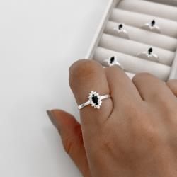 Anel zircônia navete ônix com cravejado