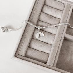 Berloque pingente mão lisa e cravejada 8mm