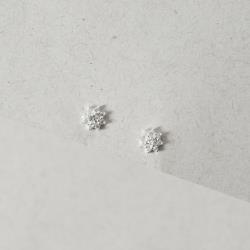 Brinco infantil flor cravejada 5mm tarraxa baby