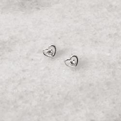 Brinco infantil coração vazado detalhe zircônia 7mm tarraxa baby