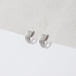 Argola click larga cravejada 12mm detalhe geométrico vazado